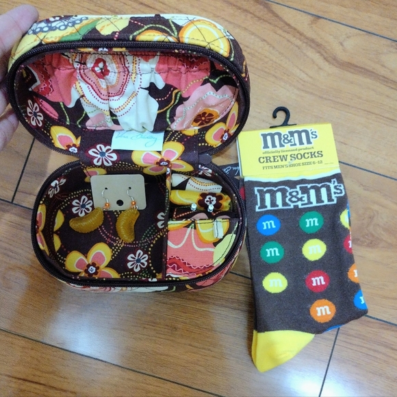 Vera Bradley travel kit with set - Picture 1 of 10